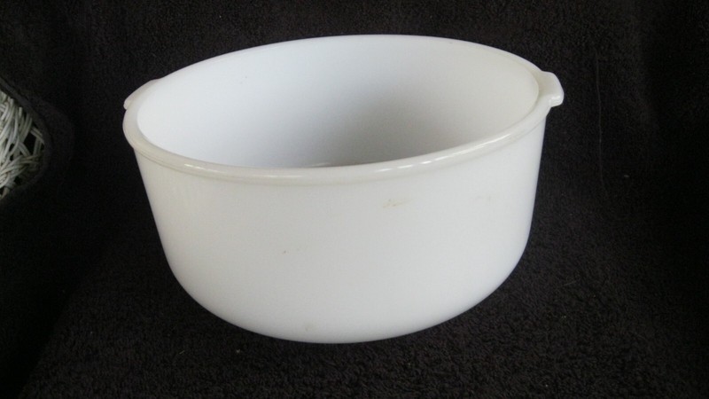 SUNBEAM VINTAGE MIXMASTER GLASBAKE MILK GLASS MIXING BOWL 9" DIAMETER / HANDLES