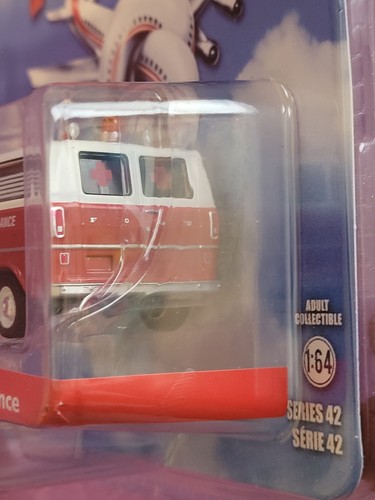 Flugzeug! 1970 Ford Club Wagon Ambulance von Greenlight Hollywood - Bild 4 von 6