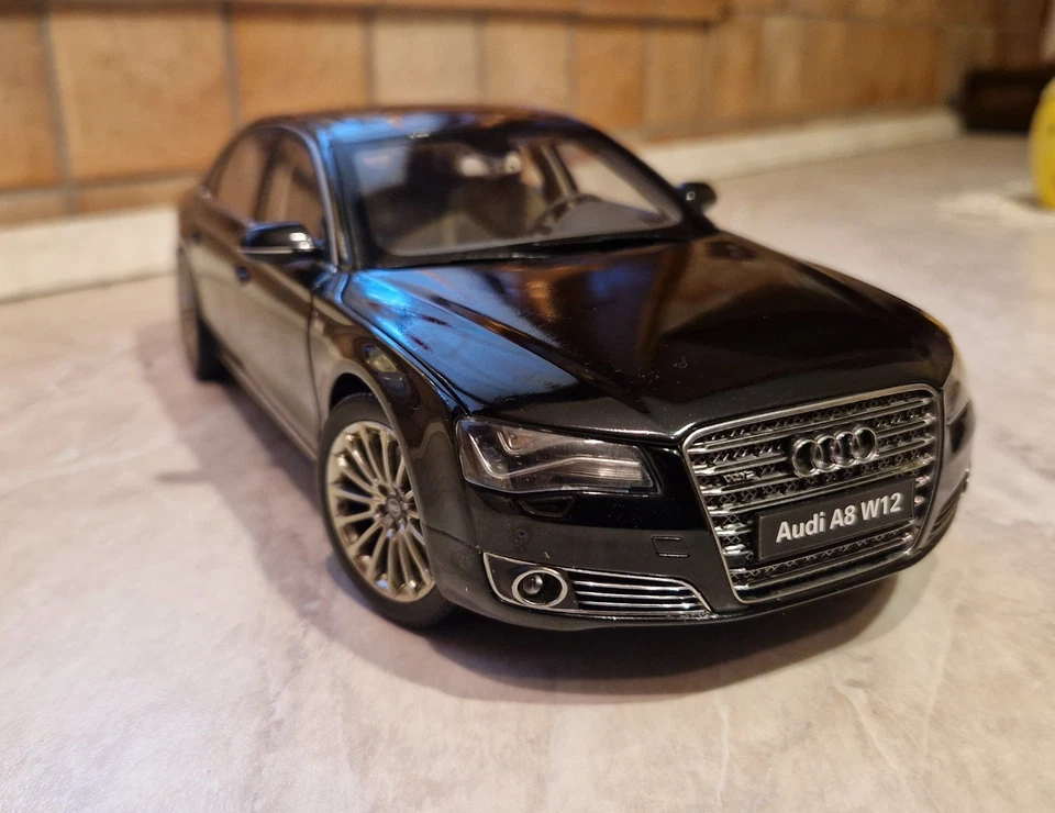 Audi A8L W12 Kyosho 1/18 - Immagine 2 di 4