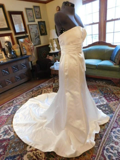 PRECIOSO VESTIDO DE NOVIA BLANCO ROTO "COLECCIÓN DE DIAMANTES CASABLANCA" ENTALLADO Y ACAMPANADO S8  Foto 3 de 4