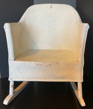 ANTIGUA MECEDORA INFANTIL VINTAGE BLANCA DE MIMBRE Y MADERA