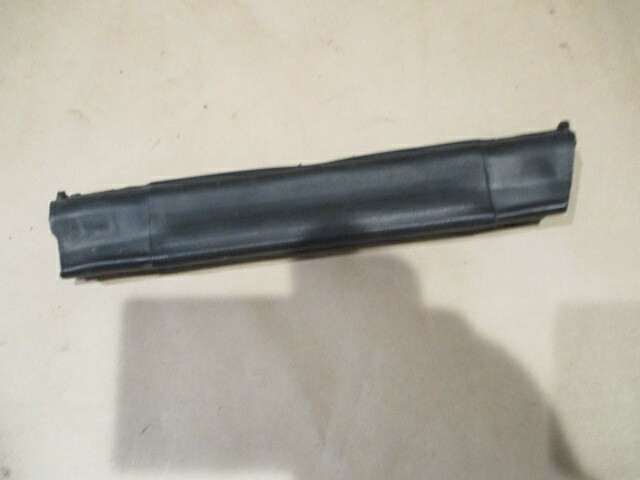 Ferrari 348, 355 Spider - RH Center Roof Rubber/Gasket - P/N 63633200