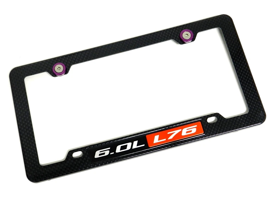 QUADRO DE PLACA APARÊNCIA FIBRA DE CARBONO 6.0L L76 COM 2 ARRUELAS E PARAFUSOS ROXOS  - Imagem 2 de 4
