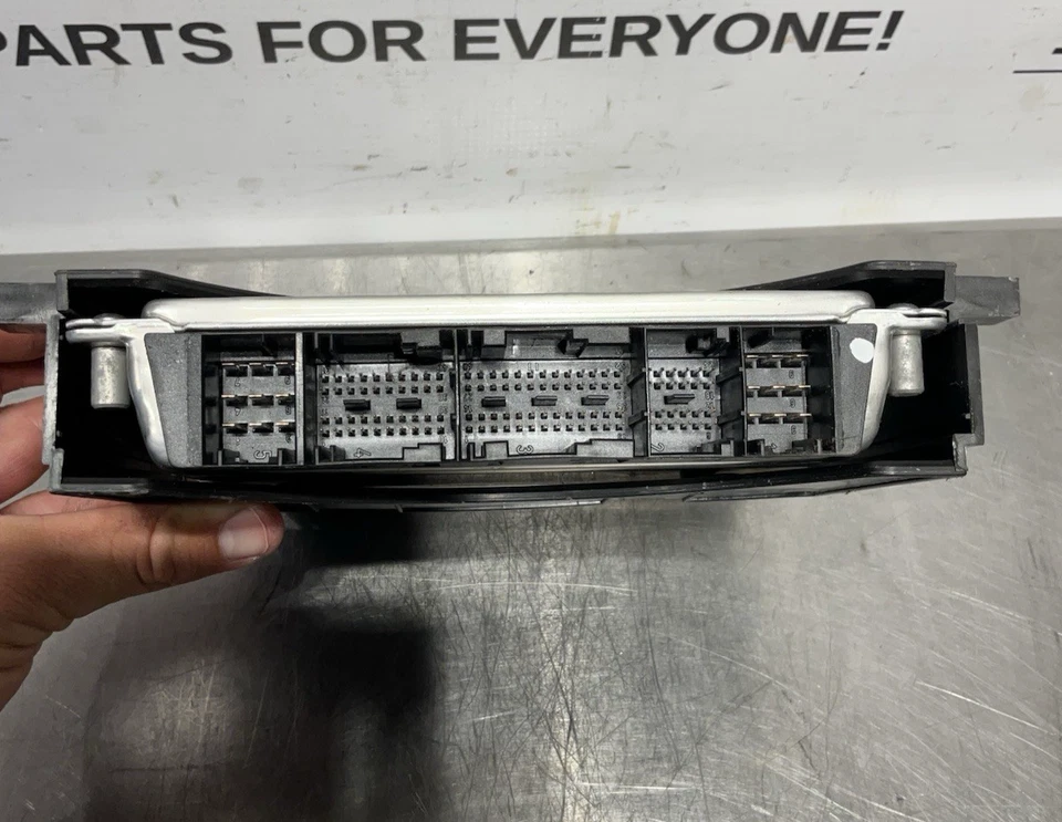 2004-2008 CHRYSLER CROSSFIRE M/T MANUAL ECM MOTOR MÓDULO DE CONTROLE DE COMPUTADOR FABRICANTE DE EQUIPAMENTO ORIGINAL - Imagem 3 de 4