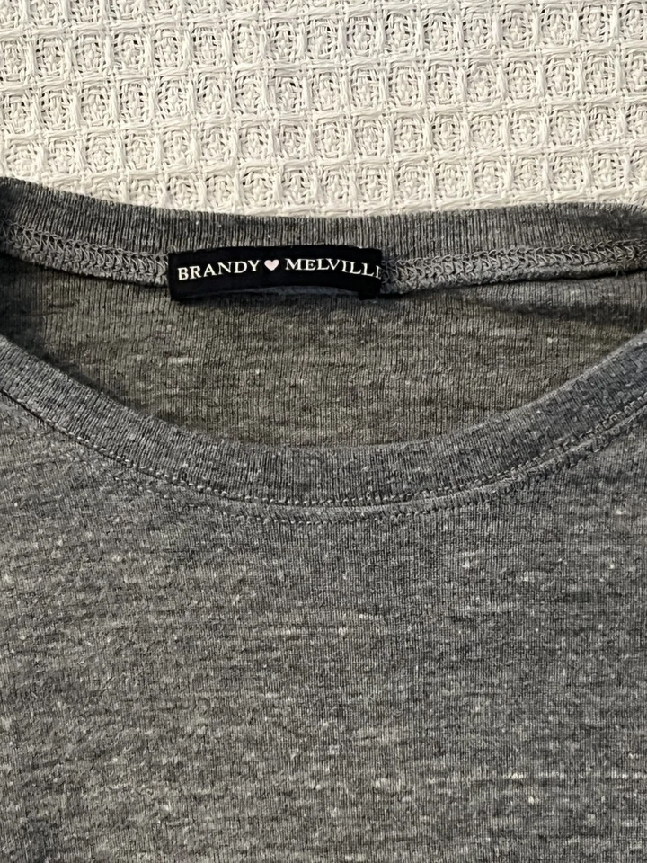 Top brandy melville gris manga larga. mezcla de algodón. talla única. hecho en Italia. Foto 2 de 3