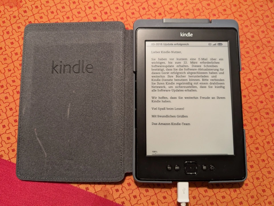 Amazon Kindle, 15 cm 6 Zoll E Ink, WLAN (5. Generation) mit Lederhülle und Licht - Bild 3 von 4