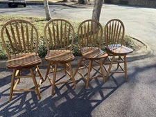 Set Of 4 Solid Wood Windsor Style Swivel Barstool With An Oak Finish