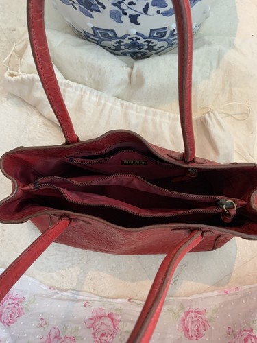 Miu Miu Leder Handtasche Schultertasche rot authentisch 17" x 12" gebraucht, in einwandfreiem Zustand - Bild 8 von 9
