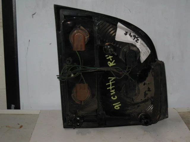 Luz trasera derecha pasajero 4 puertas sedán se adapta a 90-91 Oldsmobile Cutlass B-3648 Foto 2 de 2