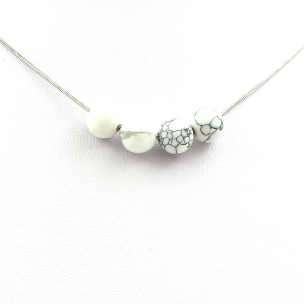 Steine Und Mineralien. Halskette Mit 4 Howliten Perlen 8 Mm Edelstahlkette-image