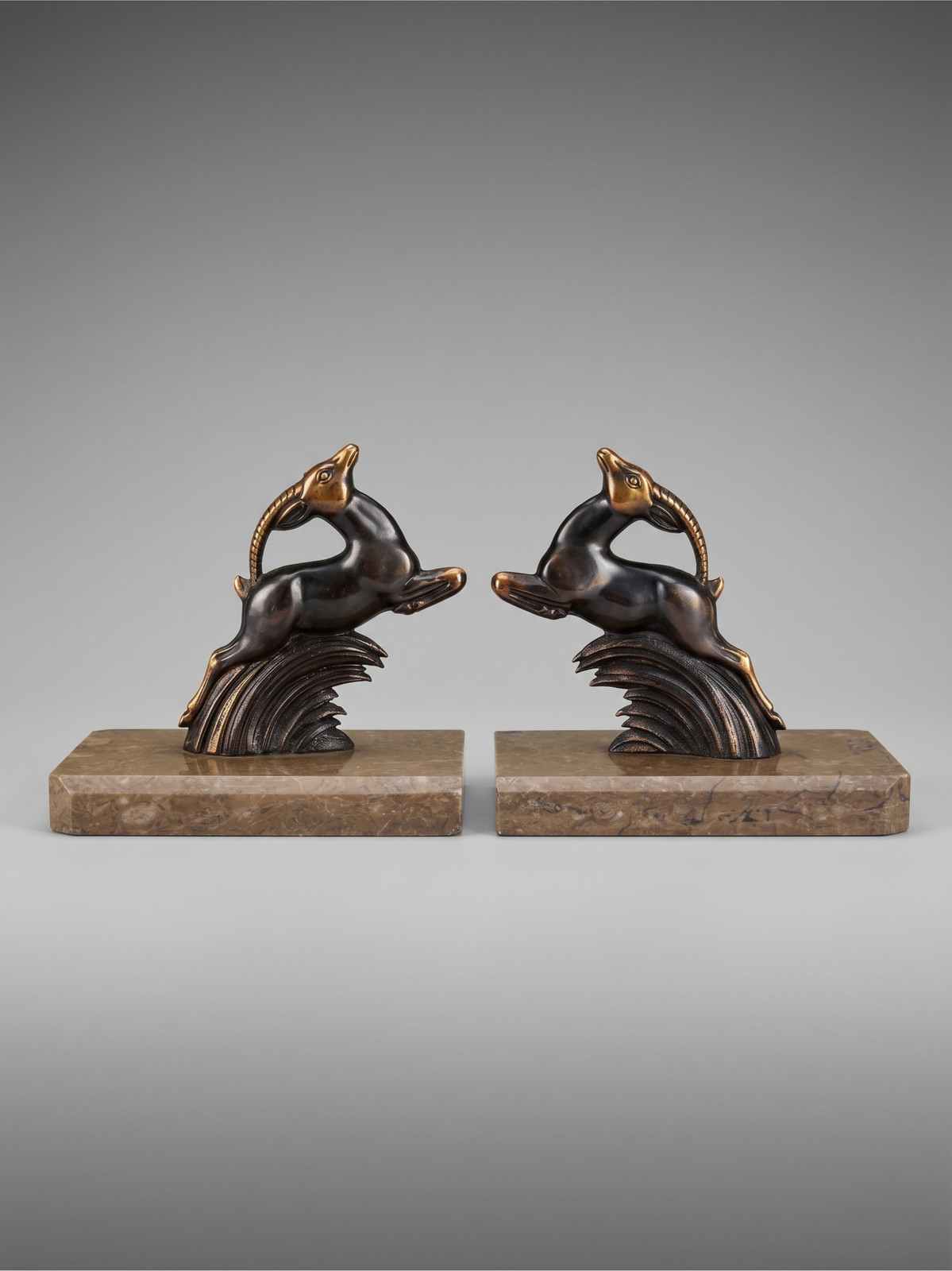 Serre-livres Art Déco en régule patiné, oiseaux stylisés sur socles en marbre noir