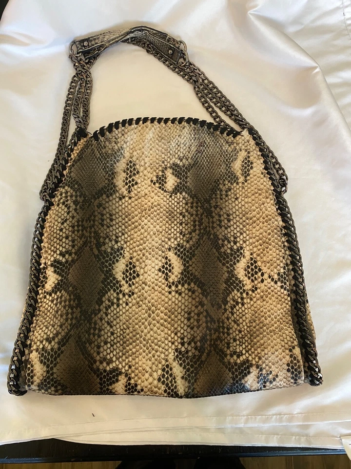 Cartera de hombro Steven By Steve Madden imitación pitón serpiente cadena de herrajes plateados Foto 3 de 4