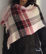 Mantella poncho fatta a mano all'uncinetto in acrilico 