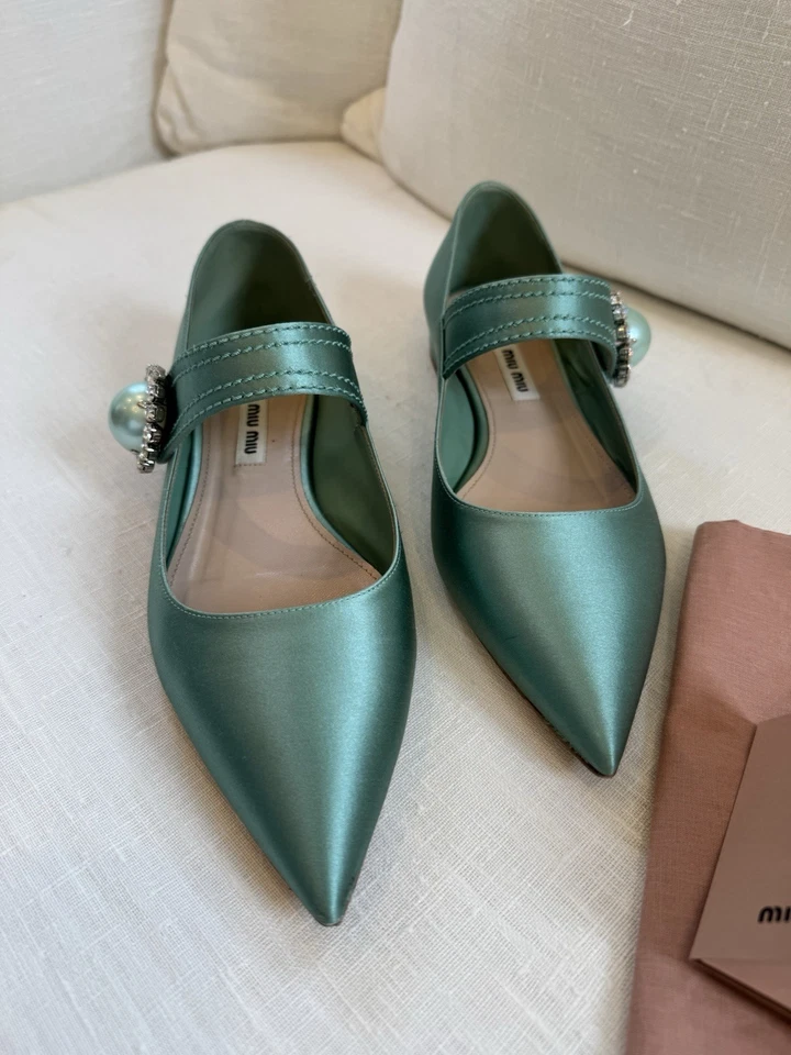 Pisos planos de ballet Miu Miu azul marino satinado Mary Jane adornados punta Foto 2 de 4