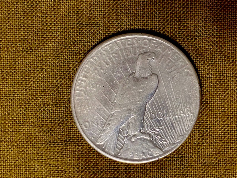 1922 UNITED STATES OF AMERICA PEACE DOLLAR IN VERY NICE SHAPE ~ WELL CARED FOR