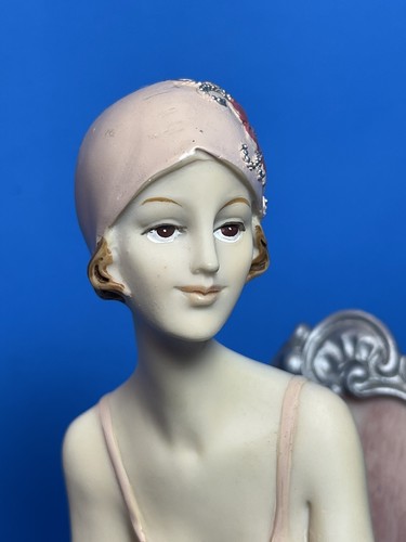 Statuina abito floreale moda resina dettagliata vittoriana signora con sedia 9 3/4" ottime condizioni - Foto 16 di 21