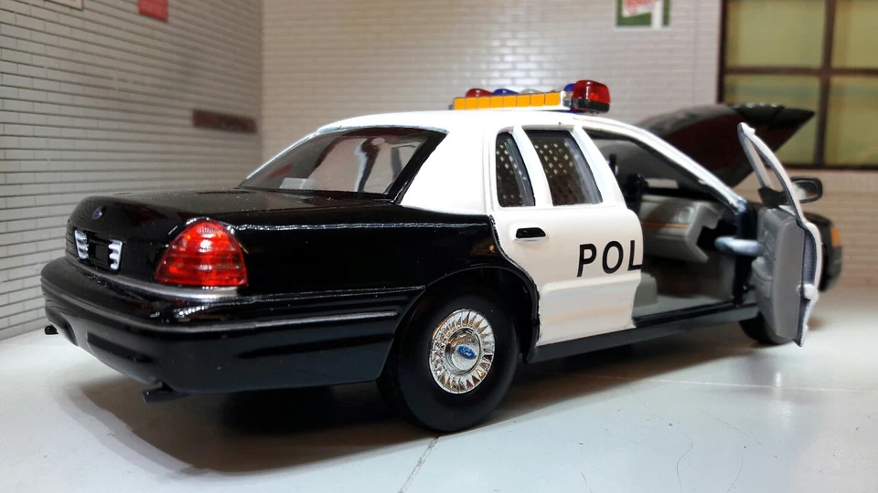 Ford Crown Victoria Police Welly LGB 1:24 Scale Detailed Diecast Model Car 1999 - Image 2 of 4