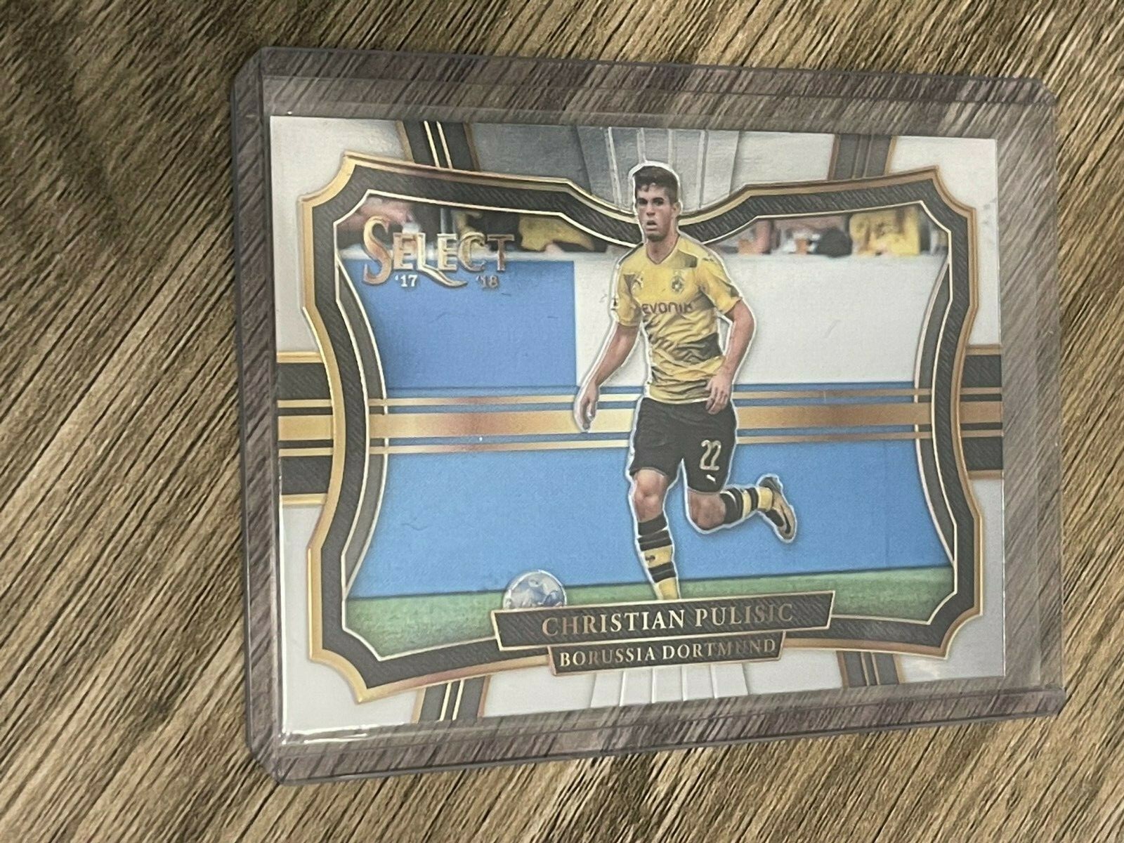 Christian Pulisic 2017-18 Panini Select Field Level Borussia Dortmund Card #271