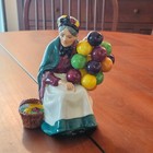 Vintage Royal Doulton HN1315 The Old Balloon Seller Woman, Mint 7.5". Pre-owned