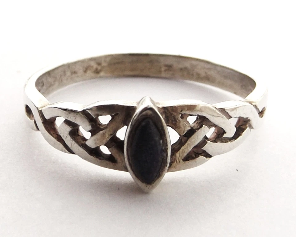 Sterling Silber Ring kleiner schwarzer Cabochon Stein schlichte keltische Knoten Gr. M 1/2