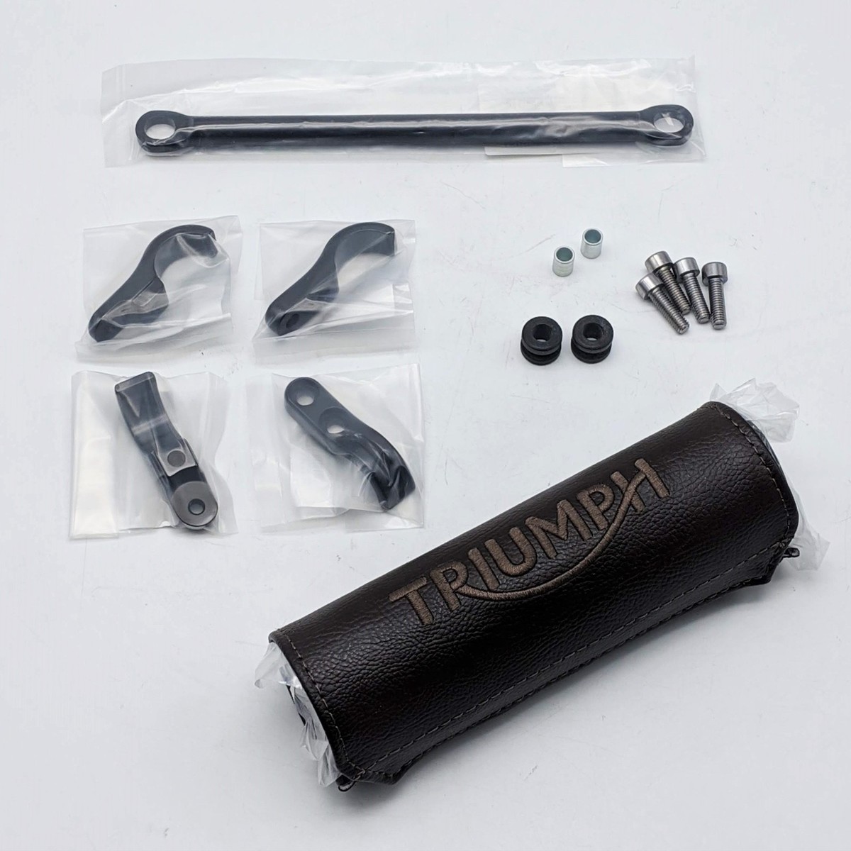 TRIUMPH パッド付きハンドルバーブレース A963142 Triumph Street Scrambler Black Padded Handlebar Brace - A9638142