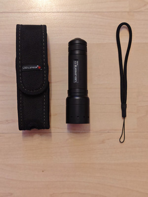 LED Lenser T7 Taschenlampe mit Gürteltasche und Handschlaufe
