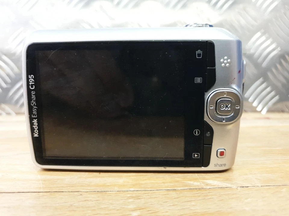 Kodak 14MP Digital Camera 5x Zoom EasyShare C195 Silver  - Image 3 of 4