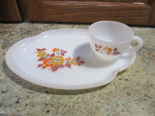 Vintage Federal Milk Glass "Blossum" floral design snack set of 4 in box - Picture 2 of 9