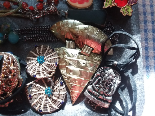 vintage to modern costume jewelry lot wearable Necklaces, pin, earrings - Picture 4 of 5