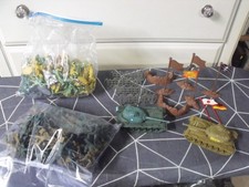 LARGE LOT VINTAGE PLASTIC TOY SOLDIERS  TANKS
