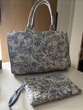 Beige Blue Floral Medium Tote Zip Top Lined Inner Pockets Double Handles Pouch