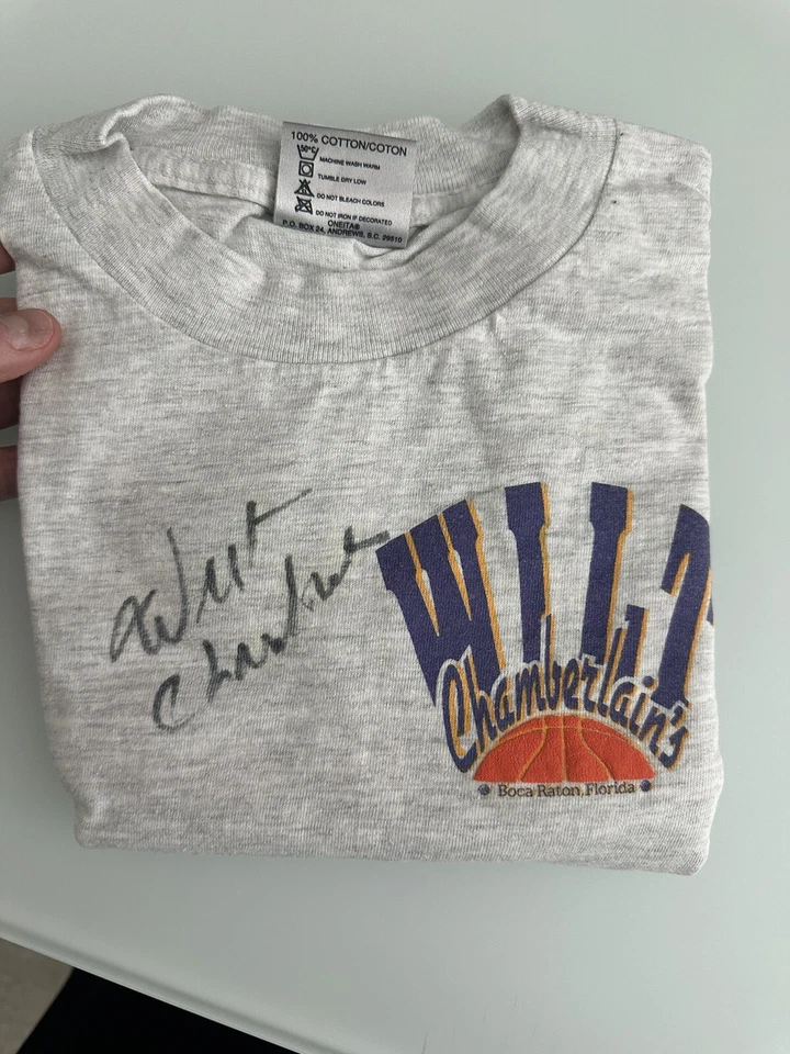 Wilt Chamberlain signed shirt from his Restaurant - Rare HTF - Image 2 of 4