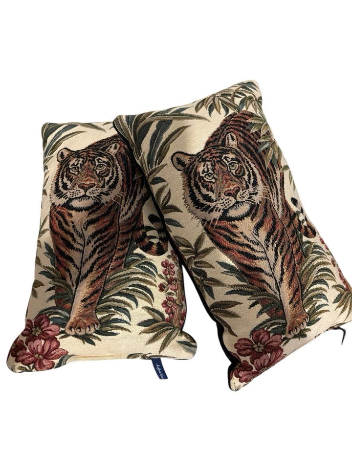 Juego de 2 almohadas de terciopelo y tapiz de tigre Ashford Court de colección. Foto 2 de 4