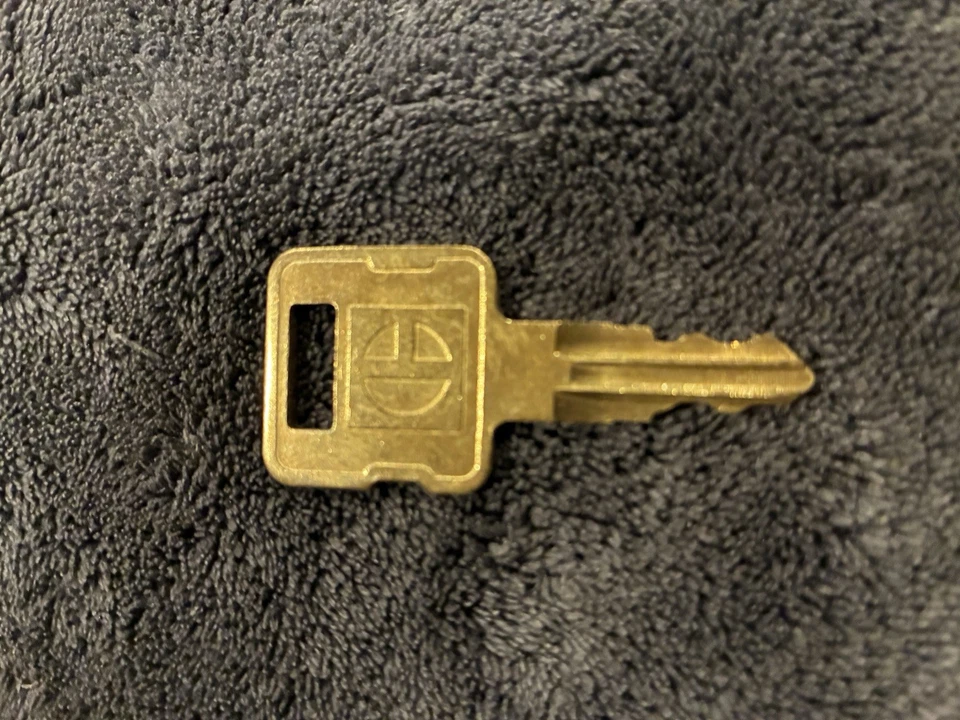 NOS OEM Vintage Caterpillar CAT 5P8500 Ignition Key & Padlock Block C Logo - Image 4 of 4