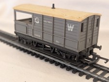 Hornby R018 OO Gauge GWR 20 Ton “Toad” Brake Van – Saltney