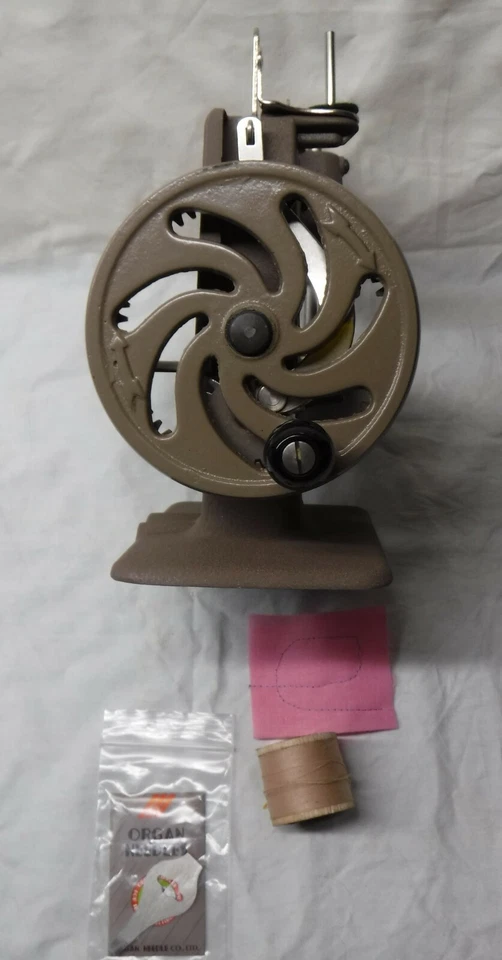 Excelente máquina de coser infantil Little Singer SEWHANDY #20 vintage años 50 Foto 4 de 4