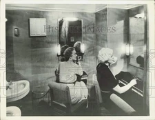1936 Press Photo Ladies in dressing room aboard the train "City of Denver"