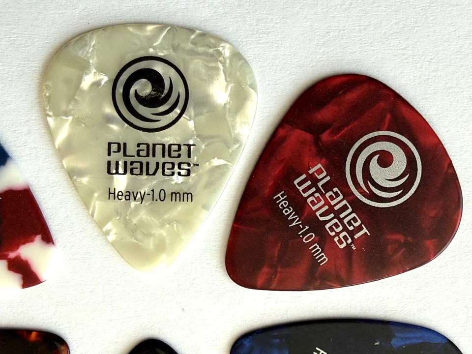 Paquete de 6 selecciones surtidas de guitarra Planet Waves de 1,0 mm pesadas (6 paquetes de mezcla) nuevas celuloides Foto 2 de 4