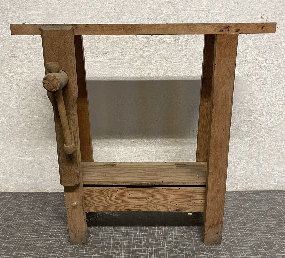 Établi ancien enfant en bois brut : offrez un jouet vintage authentique pour la chambre