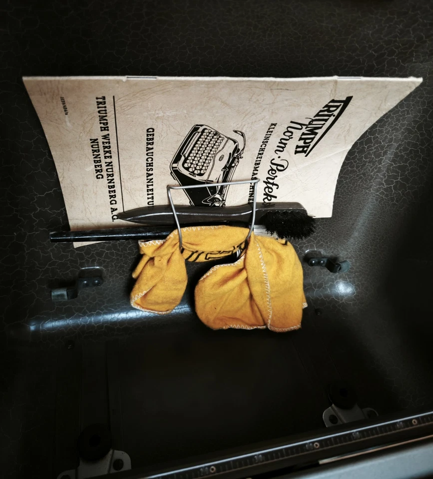 Reise Schreibmaschine TRIUMPH Modell "Perfekt" im Koffer mit Zubehör - Bild 2 von 3