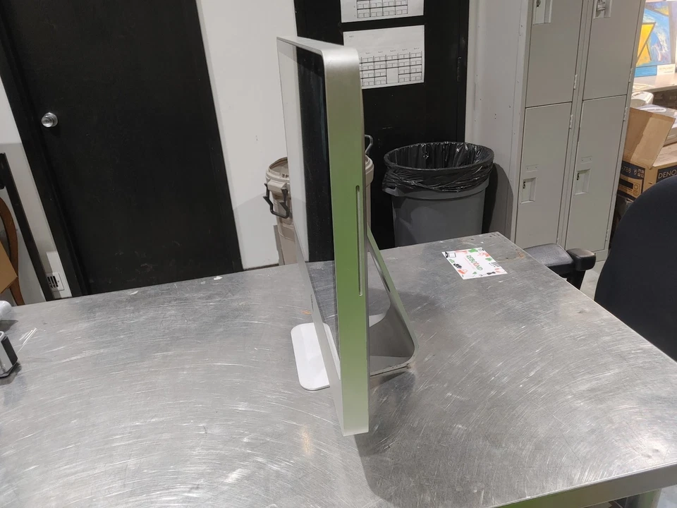 Excellent Condition Apple 24inch iMac Early 2009 2.66GHz C2D 8GB RAM 640GB HDD - Image 2 of 4