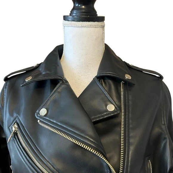 Chaqueta de motociclista de cuero sintético Zara recortada negra talla grande bolsillos informales Foto 3 de 4