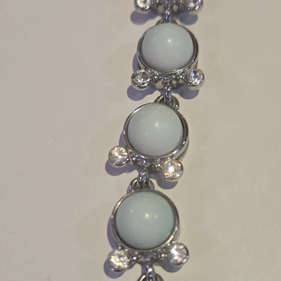 Collar Lia Sophia “Como Nuevo” Tono Plata con Cristales Cortados y Resina 20-23” Foto 2 de 4