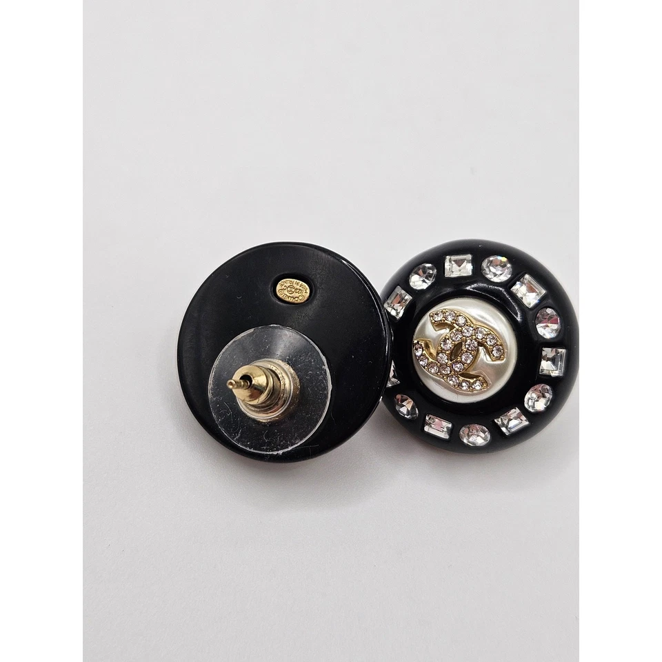 Aretes Chanel CC de resina negra imitación perla cristal Foto 4 de 4