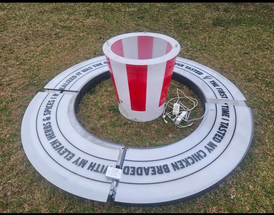 Lámpara colgante de techo KFC cubo exhibición Kentucky pollo frito Foto 2 de 4