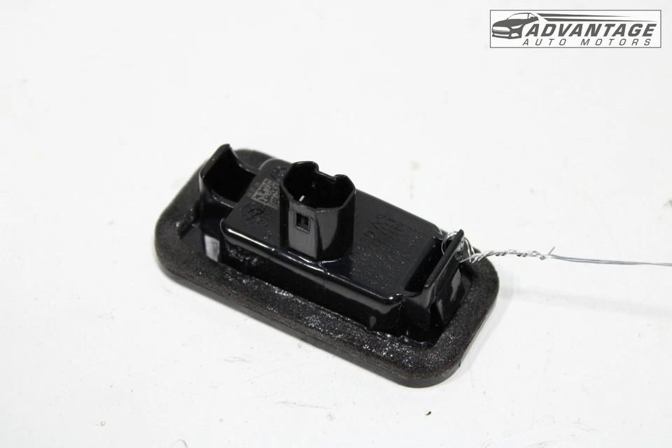 2020-24 TOYOTA CAMRY REAR RIGHT OR LEFT LICENSE PLATE LIGHT LAMP 81204-06030 OEM - Image 3 of 4