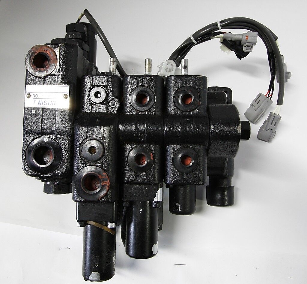 67620-33273-71 Toyota Forklift 7 Series 3 Spool Hydraulic 67620-33273-71 Toyota Forklift 7 Series 3 Spool Hydraulic