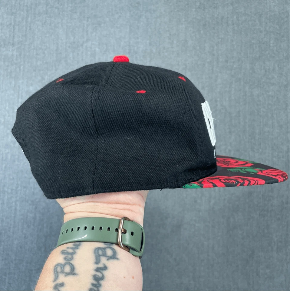 Gorra Cayler and Sons Chicago Snapback para hombre talla única negra roja rosa ropa de calle Foto 3 de 4