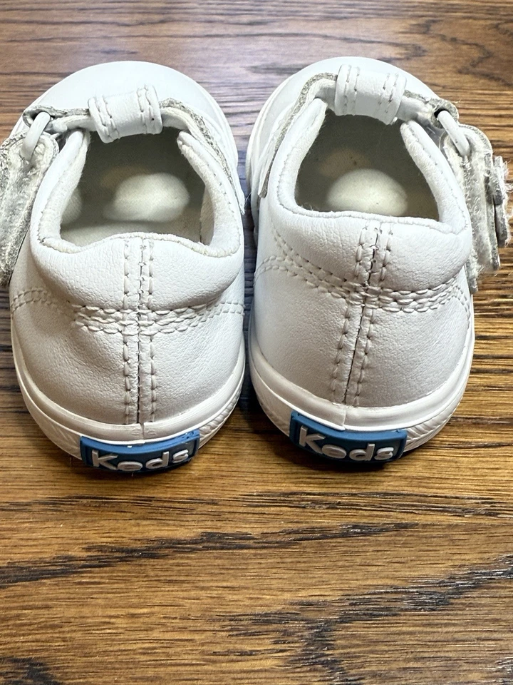 Zapatilla deportiva Keds Daphne de cuero blanco para niñas con cierre de gancho/bucle de flores 4M Foto 4 de 4