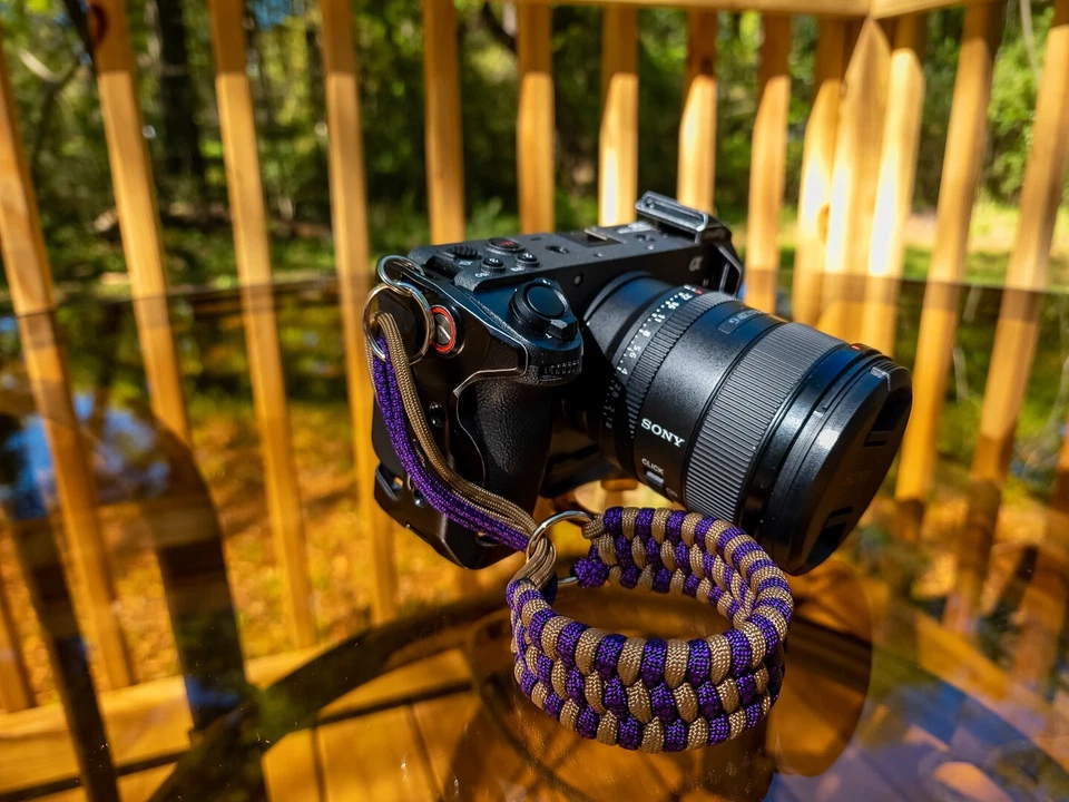 Correa de muñeca para cámara Saftey Paracord 550 hecha a mano púrpura y tostado/marrón. Foto 2 de 4